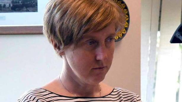 Aggredì e colpì il padre con falcetto e coltello nella rissa in piazza