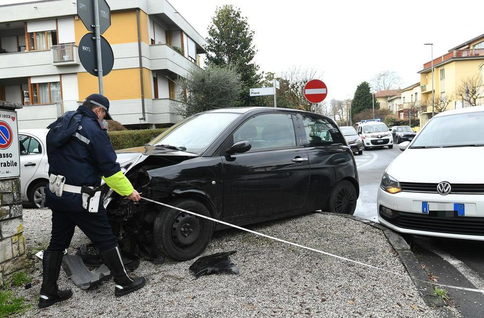 Scontro tra due auto in via Diaz: un ferito