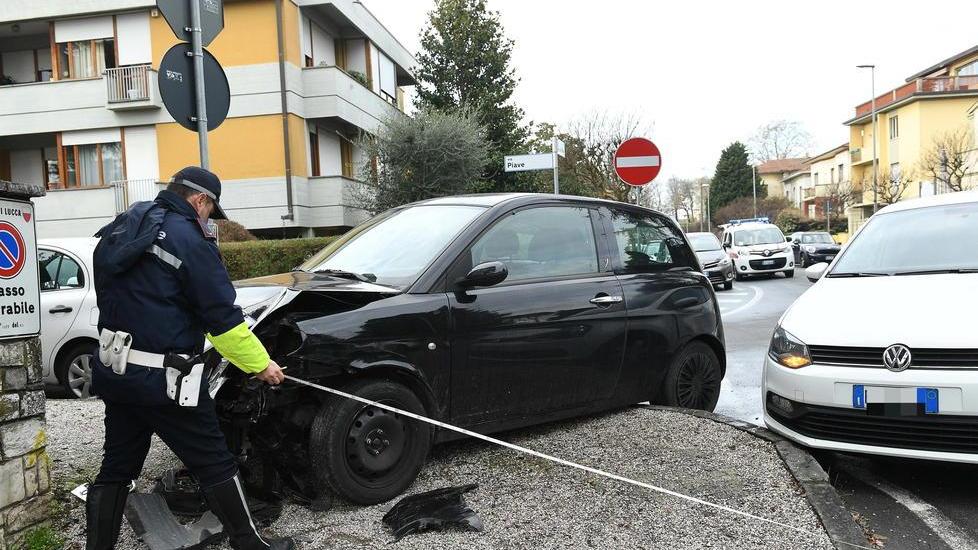 Scontro tra due auto in via Diaz: un ferito