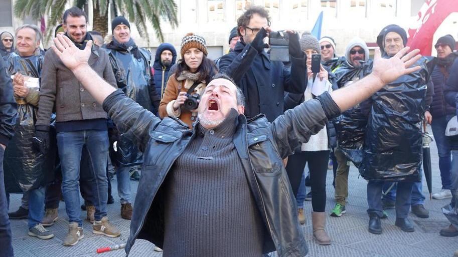Dipendenti Aamps in piazza: «Stabilizzare i precari e non cedere più servizi»