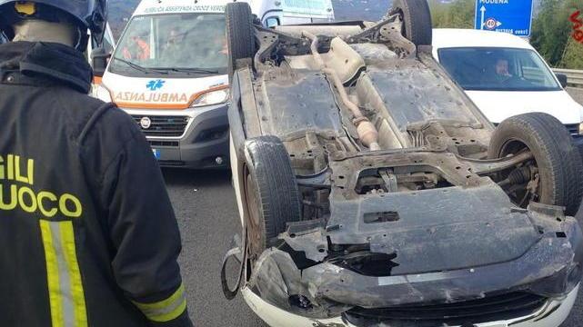 Si ribalta in tangenziale con l’auto: ferito 39enne