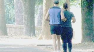 Stroncato da un infartosotto gli occhi della moglie mentre corre