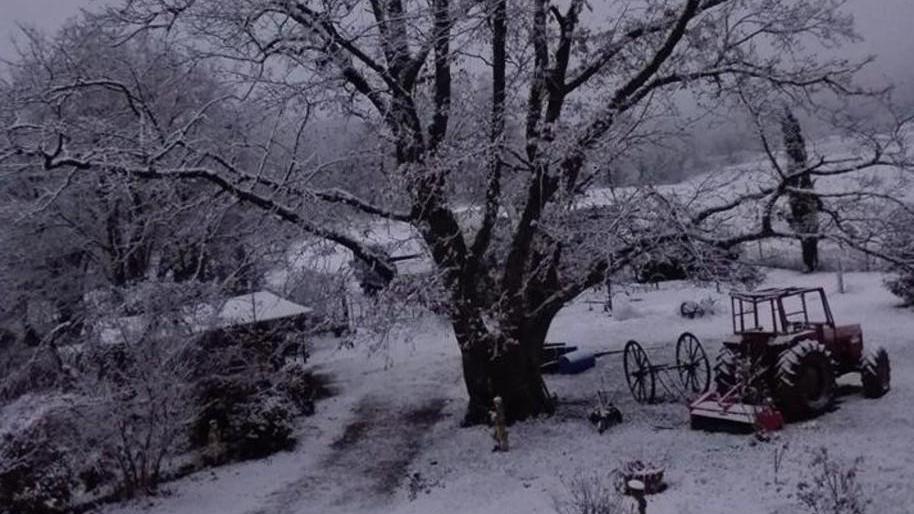 Primi fiocchi su Montieri mentre nevica sull’Amiata