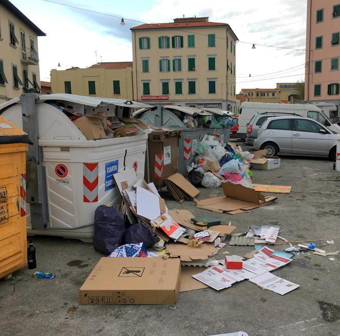L’immondizia si accumula subito. Aamps: «Sarà rimossa gradualmente»