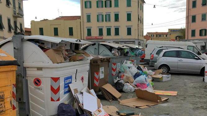 L’immondizia si accumula subito. Aamps: «Sarà rimossa gradualmente»
