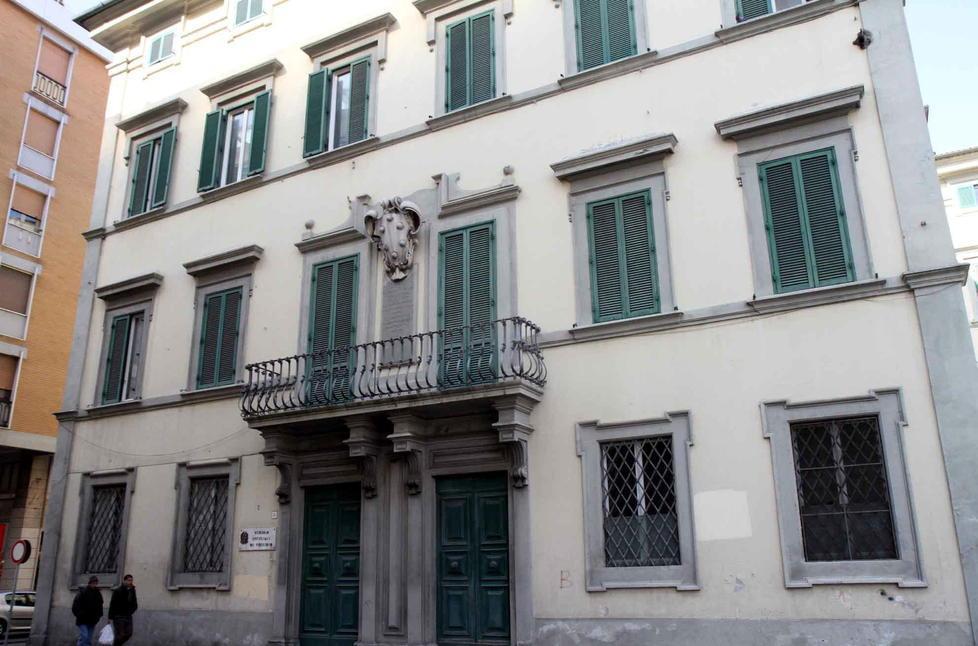 Dopo il video della macellazione del maiale, fuori dal palazzo del Picchetto ha vinto la paura 