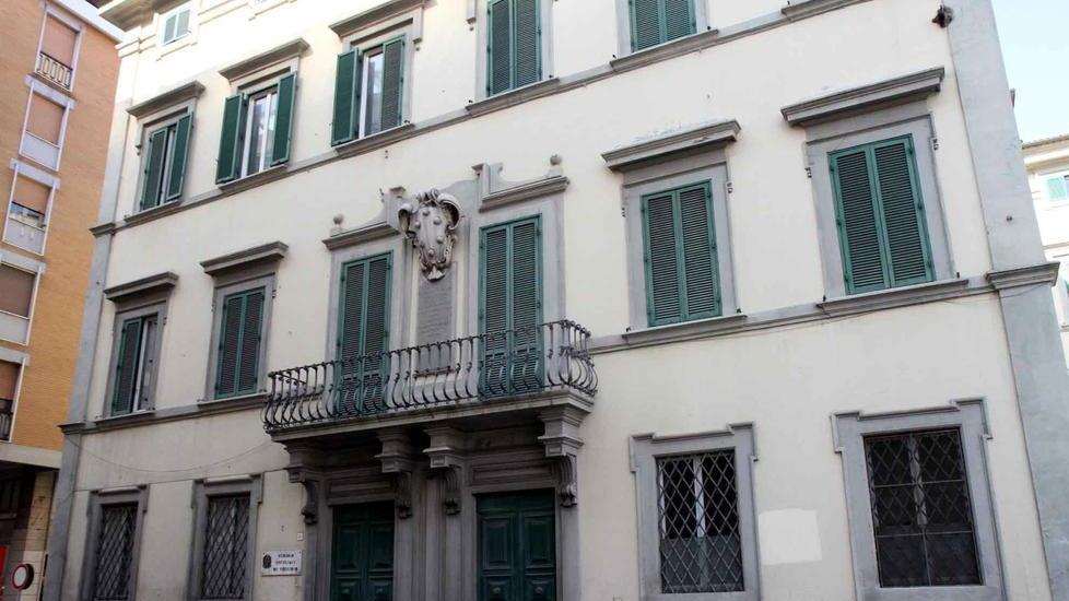 Dopo il video della macellazione del maiale, fuori dal palazzo del Picchetto ha vinto la paura