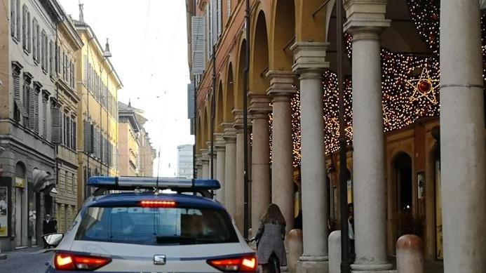 Lo afferra per il collo perché vuole 10 euro per comprare la cocaina
