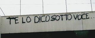 Messaggio ironico sul cavalcavia L’obiettivo è non farsi sentire