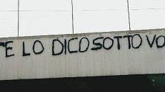 Messaggio ironico sul cavalcavia L’obiettivo è non farsi sentire