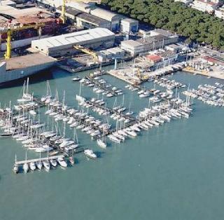 Il futuro porticciolo del Club Nautico e in alto quello attuale