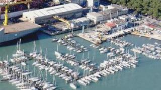 Il futuro porticciolo del Club Nautico e in alto quello attuale