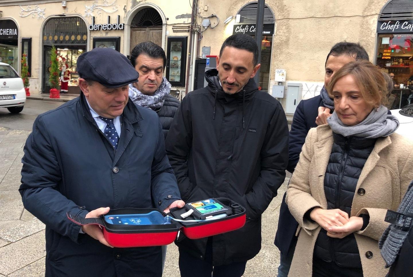 Un defibrillatore in piazza Castello 