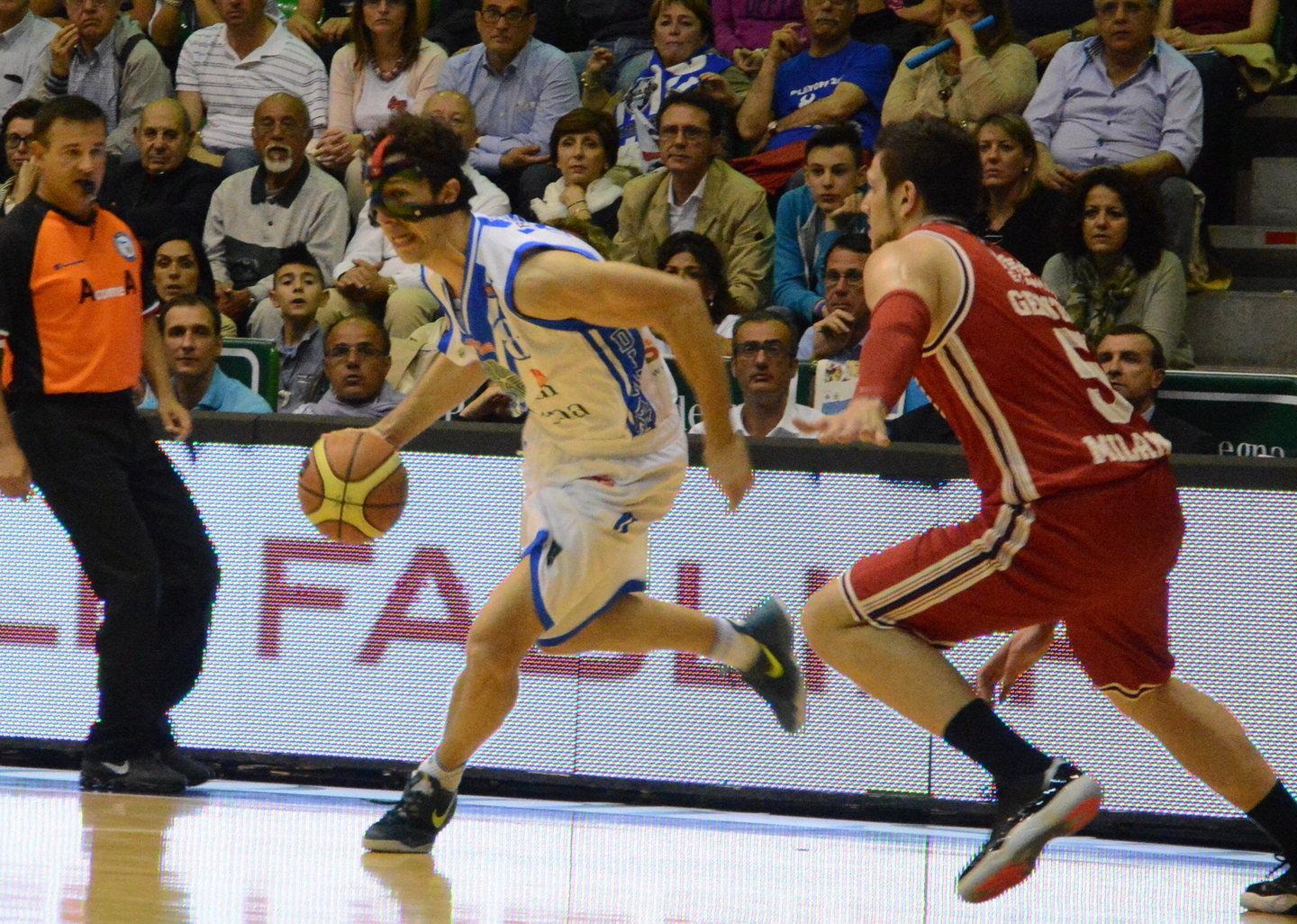 Jack Devecchi marcato da Alessandro Gentile durante una delle tante sfide Dinamo-Olimpia