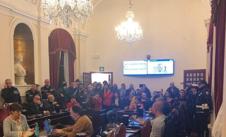 Via le catene, il giostraio vince 