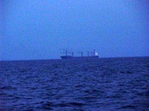 La nave "Toscana" a largo dellnelle foto inviate dagli ambientalisti