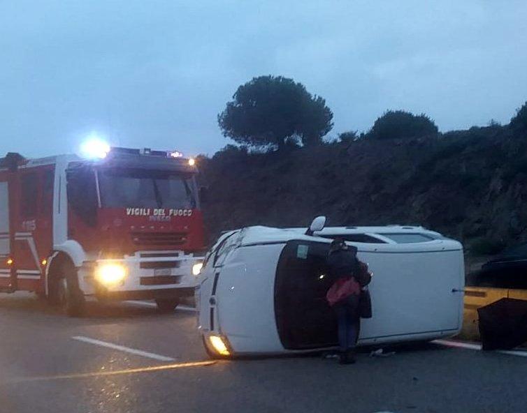Presta soccorso sulla 131 e viene travolto: è grave 