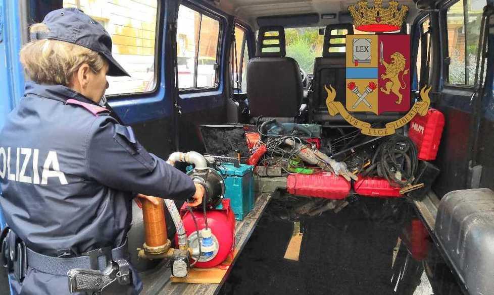 Arnesi da scasso, slot e un maxi televisore nel covo della banda