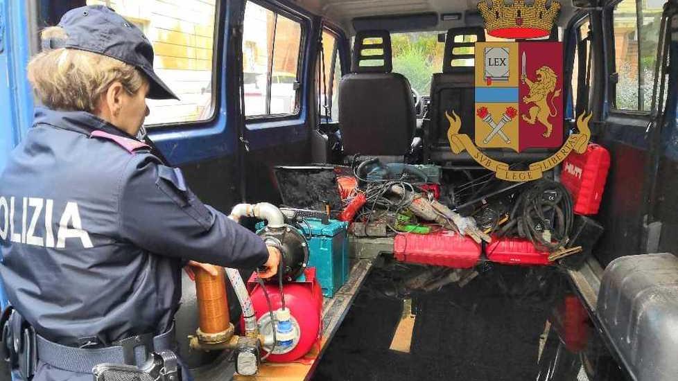 Arnesi da scasso, slot e un maxi televisore nel covo della banda