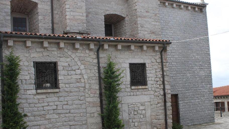 La protesta: sagrato invaso dai “ricordini” dei cani