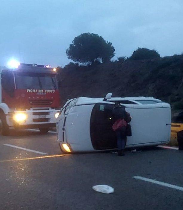 Carambola sotto la pioggia: tre feriti grave un 44enne