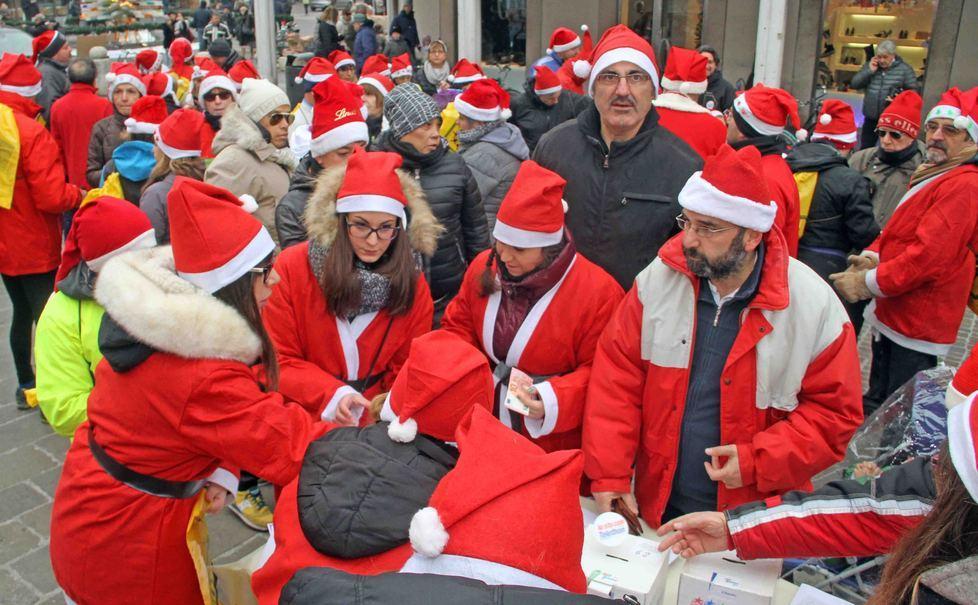 Babbo Natale va di corsa in centro 