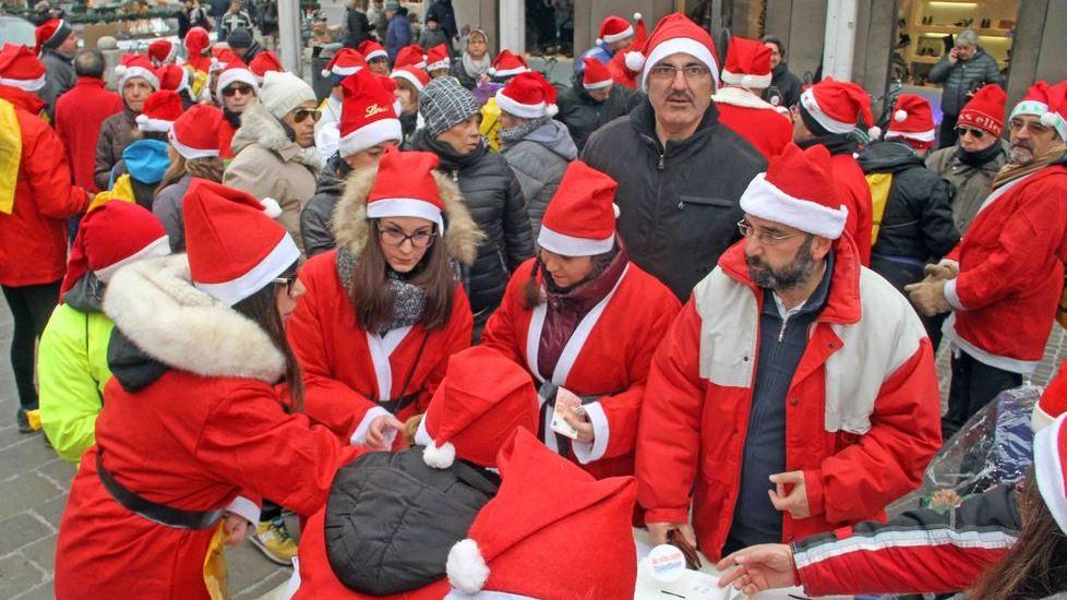 Babbo Natale va di corsa in centro