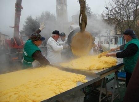 Cibo artigianale che attrae E polenta gratis per tutti