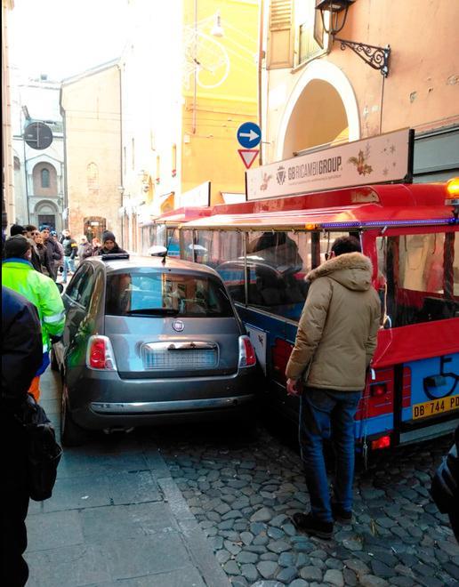 Modena: via Battisti stretta, auto e trenino di Natale restano incastrati 