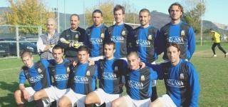 Da sinistra: Fabio Davini (Pubblica Assistenza; Della Seta (allenatore dell’Atletico 90) e Bilotta del Brogiotti Sant’Anna; nella foto grande la formazione dell’Arcadia Marciana: 0-0 con lo Slap