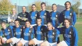 Da sinistra: Fabio Davini (Pubblica Assistenza; Della Seta (allenatore dell’Atletico 90) e Bilotta del Brogiotti Sant’Anna; nella foto grande la formazione dell’Arcadia Marciana: 0-0 con lo Slap