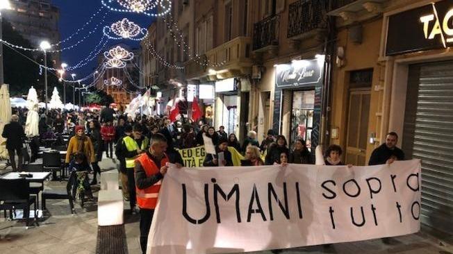 Migranti: mille in marcia a Cagliari