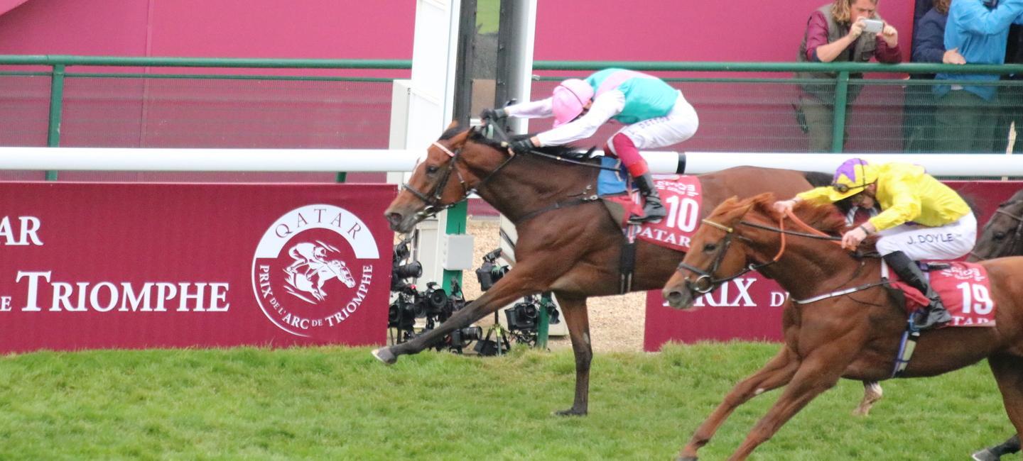 Frankie Dettori in sella a Enable vince per la sesta volta l'Arc a Longchamp