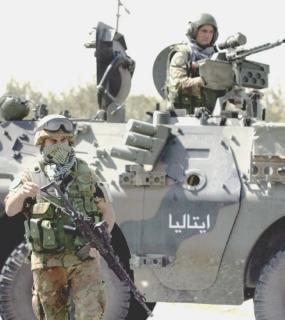 Militari italiani della Brigata Folgore in servizio nelle strade di Kabul, in Afghanistan