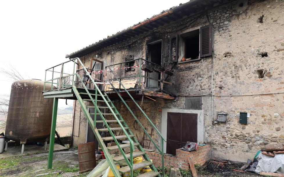 Casa danneggiata dalle fiamme 