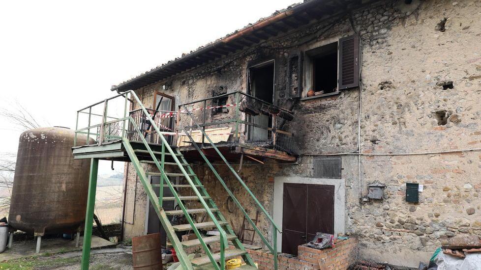 Casa danneggiata dalle fiamme