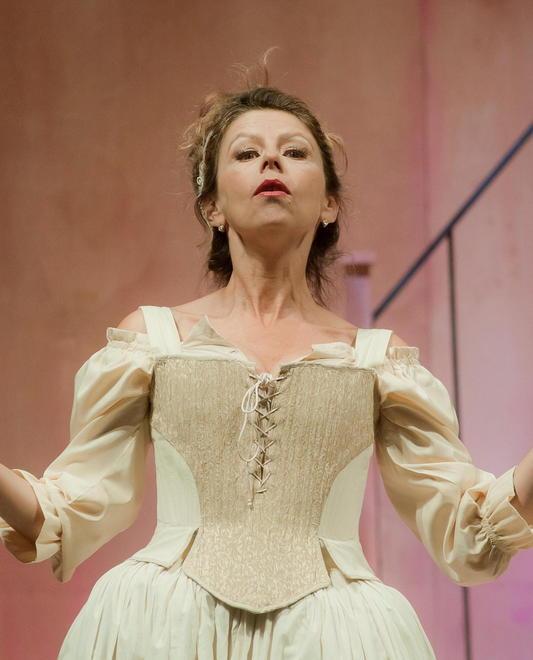 Teatro, la Sandrelli stasera apre la stagione 