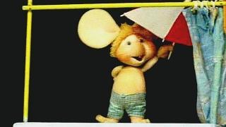 Un bimbo che viene vaccinato e a sinistra Topo Gigio la mascotte della campagna televisiva sulla nuova influenza
