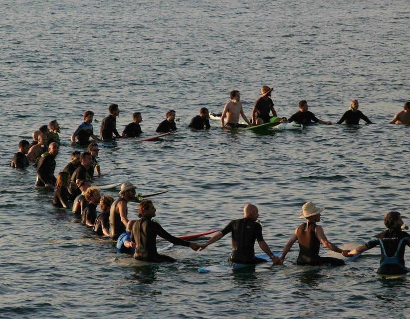 Una doccia pubblica sul molo di Viareggio per ricordare Valentino Cerri 