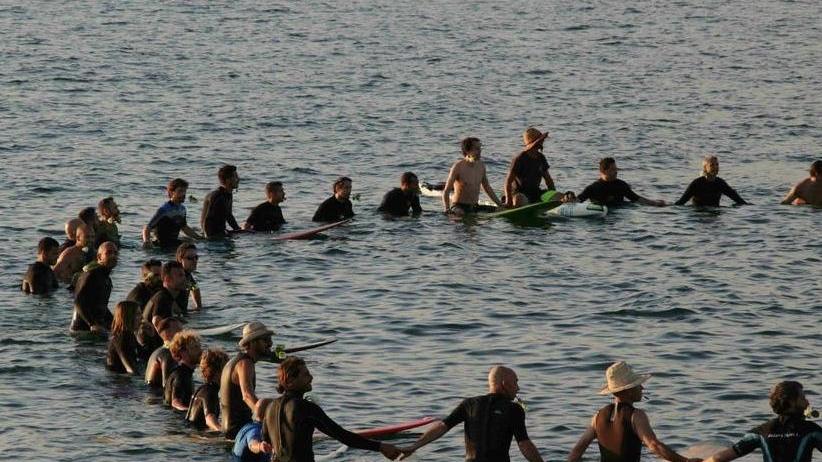 Una doccia pubblica sul molo di Viareggio per ricordare Valentino Cerri