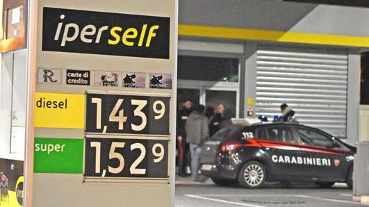 Banditi armati e incappucciati rapinano il distributore Eni