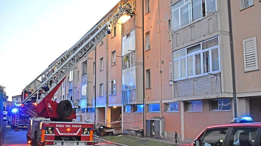 Appartamento a fuoco: paura in via Pordoi danni ma nessun ferito