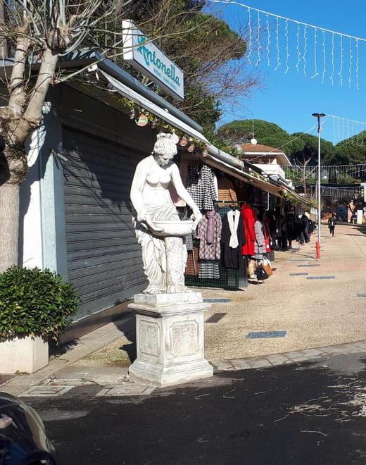 Lavori sulle strade e un gruppo di statue al mercatino del Grocco 
