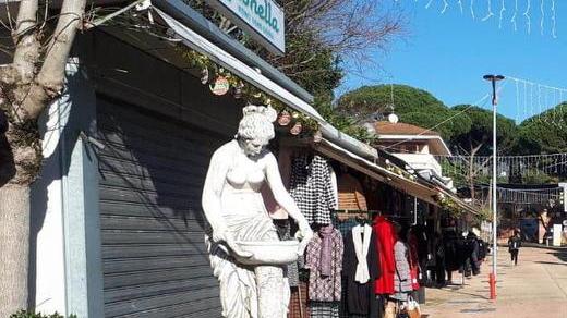 Lavori sulle strade e un gruppo di statue al mercatino del Grocco