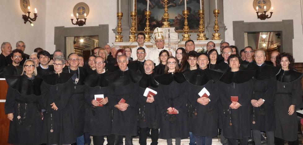 La Misericordia mette la cappa a 13 nuovi confratelli 