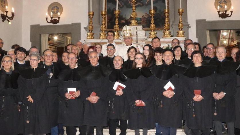 La Misericordia mette la cappa a 13 nuovi confratelli