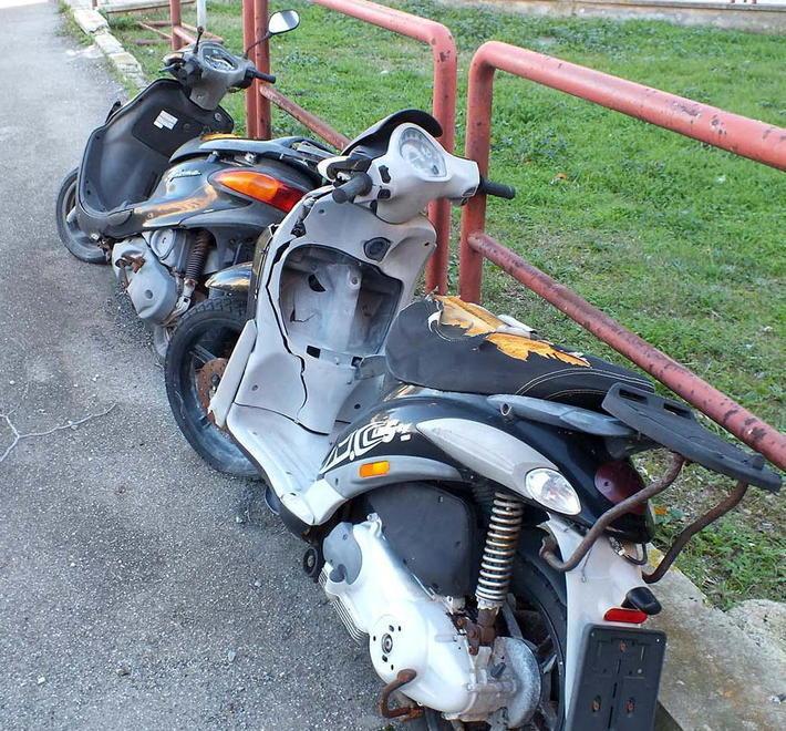 Cimitero di auto e scooter tra le abitazioni 