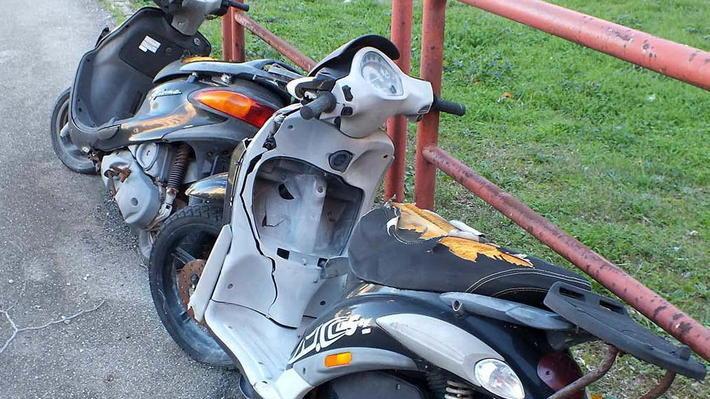 Cimitero di auto e scooter tra le abitazioni