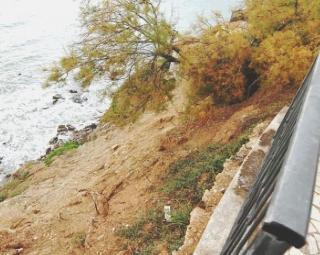 Da sinistra: lo strapiombo che si è creato sotto il lungomare Marconi per la frana della falesia Il crollo avvenuto l’anno scorso alle mura leonardesche e rimasto tale e quale e infine il grave cedimento della strada in viale del Popolo