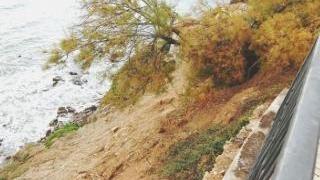 Da sinistra: lo strapiombo che si è creato sotto il lungomare Marconi per la frana della falesia Il crollo avvenuto l’anno scorso alle mura leonardesche e rimasto tale e quale e infine il grave cedimento della strada in viale del Popolo